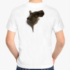 Котенок карабкается по спине