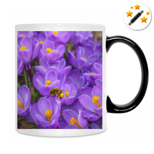 Кружка-хамелеон с принтом крокусы