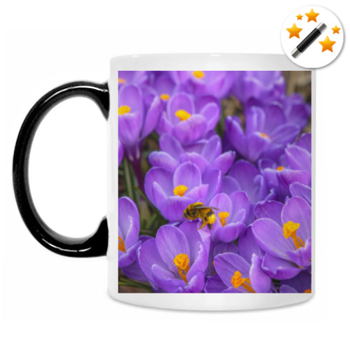 Кружка-хамелеон с принтом крокусы